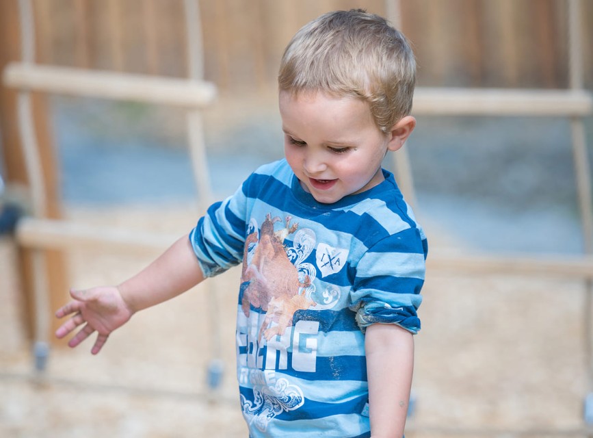 Kind entdeckt den Kletterbereich im Abenteuerland des Familienhotels Botenwirt in Kleinarl