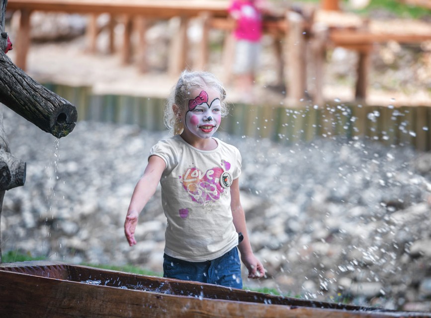 Kinderschminken im Abenteuerland des Familienhotels Botenwirt &ndash; kreative Urlaubsmomente f&uuml;r Kinder in Kleinarl