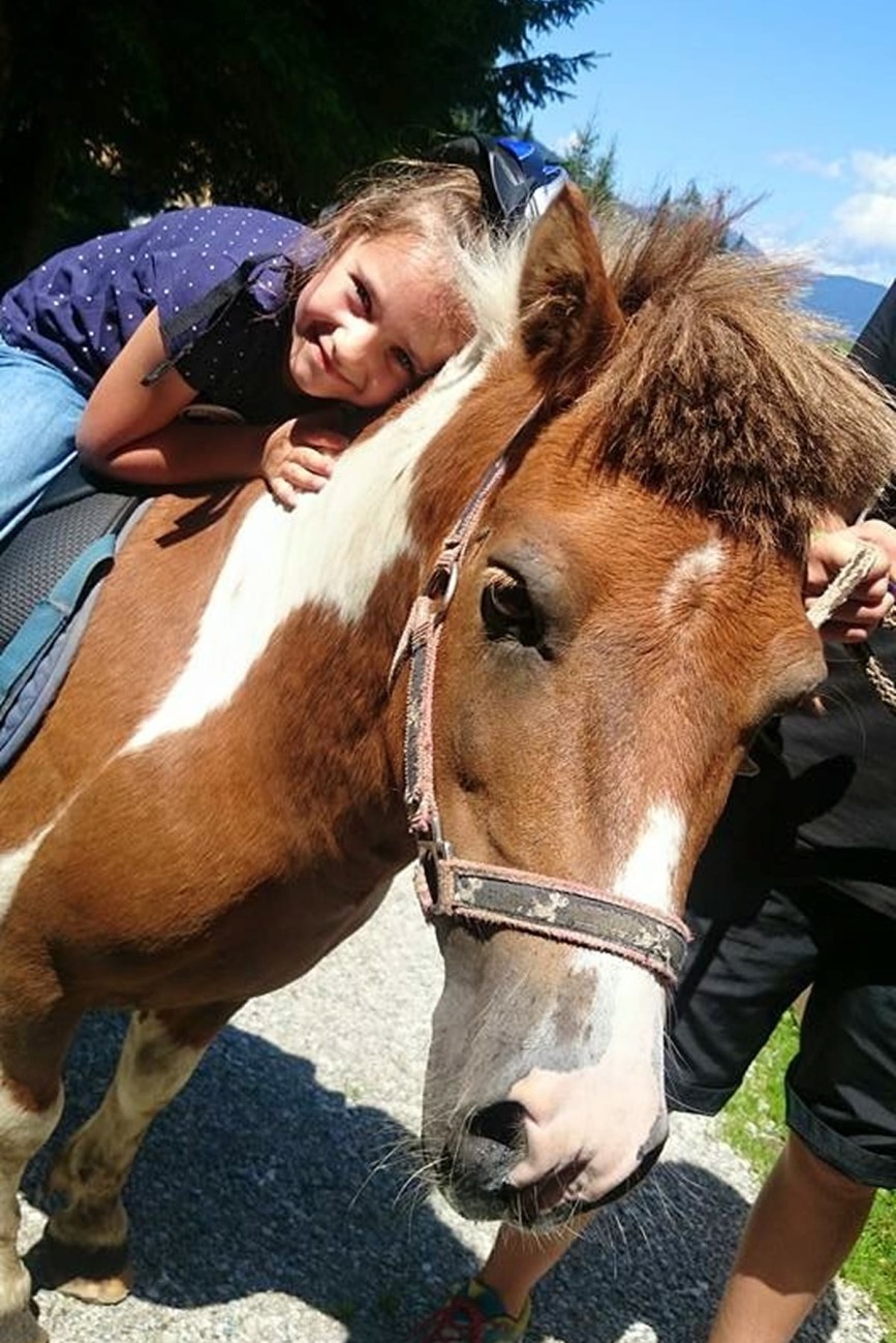 M&auml;dchen beim Ponyreiten im Abenteuerland des Familienhotels Botenwirt in Kleinarl