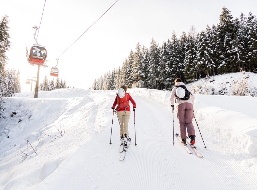 Skitourengeher auf frisch präparierter Route unter der Panorama-Gondelbahn in Kleinarl © Wagrain-Kleinarl/Amanda Schmidt