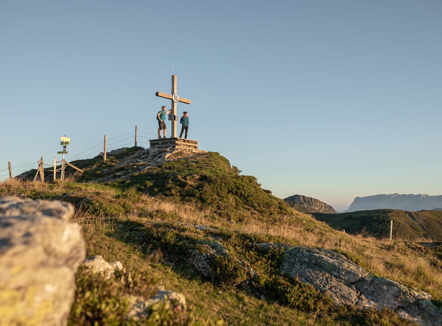 Wanderer am Gipfelkreuz in Kleinarl mit weitem Blick über die Berge © Salzburger Sportwelt/Mike Grössinger