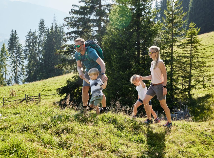 Wanderer genießt den Panoramablick über die Berge rund um Kleinarl © SalzburgerLand Tourismus / Andreas Hechenberger