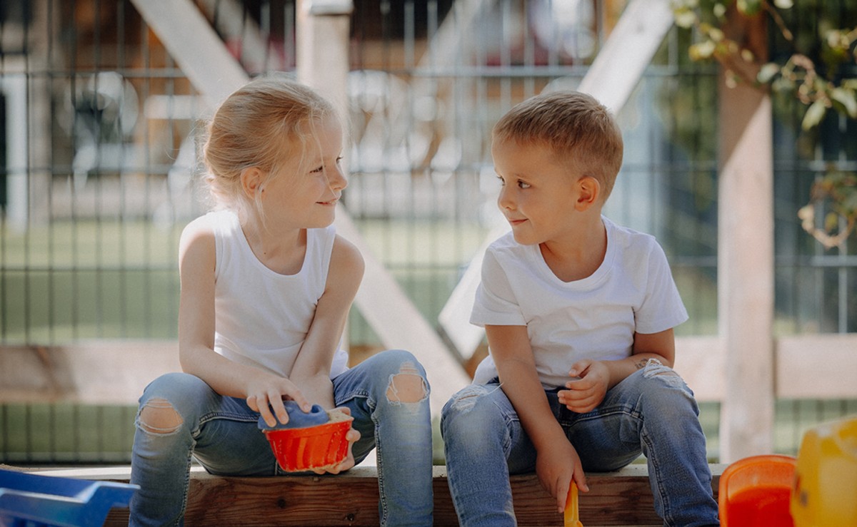 Spielende Kinder im Sandkasten im Familienhotel Botenwirt