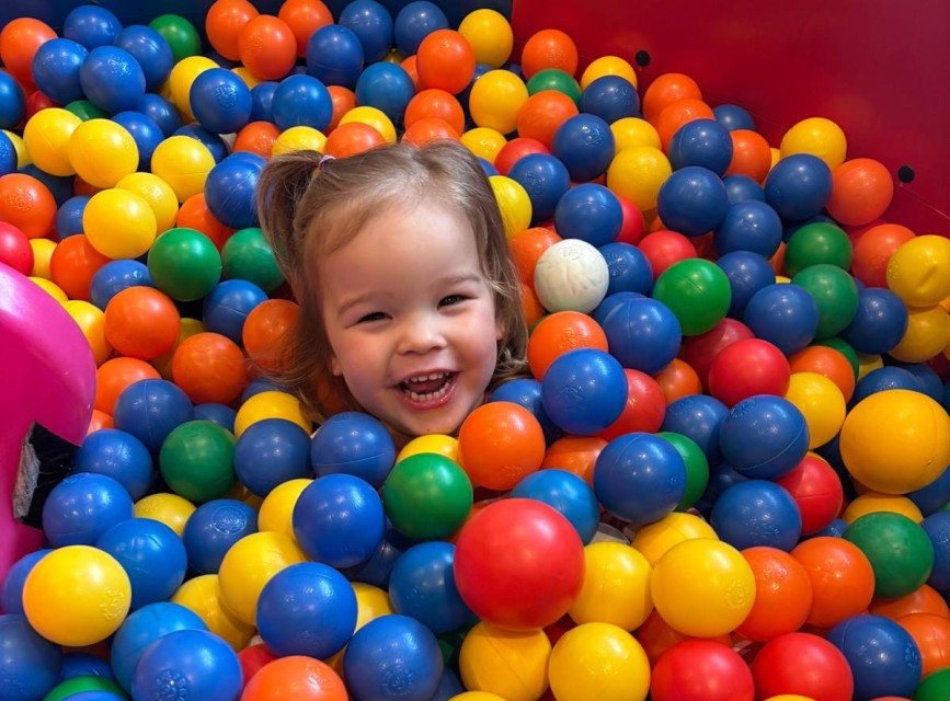  Bällebad im Indoor-Spielraum des Familienhotels Botenwirt