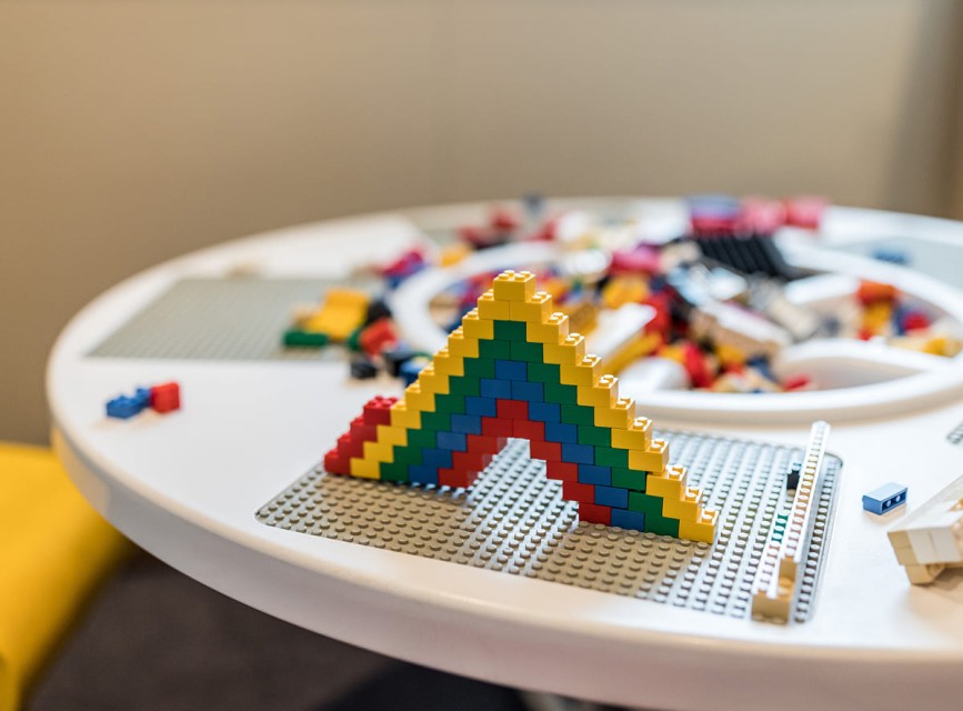 Kreatives Spielen mit Bausteinen im Indoor-Spielraum