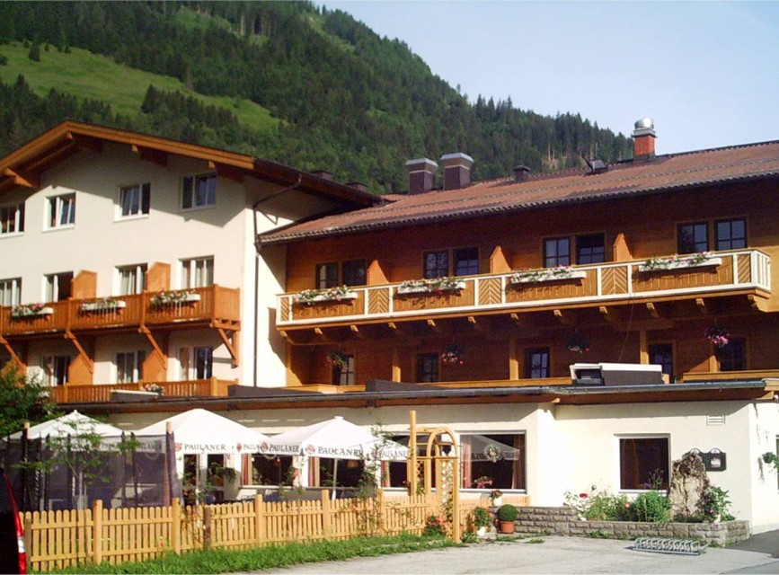 Historische Außenaufnahme des Botenwirt in Kleinarl mit Balkonfassade und Bergkulisse