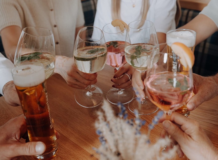 Gäste stoßen im Hotel Botenwirt mit Drinks an