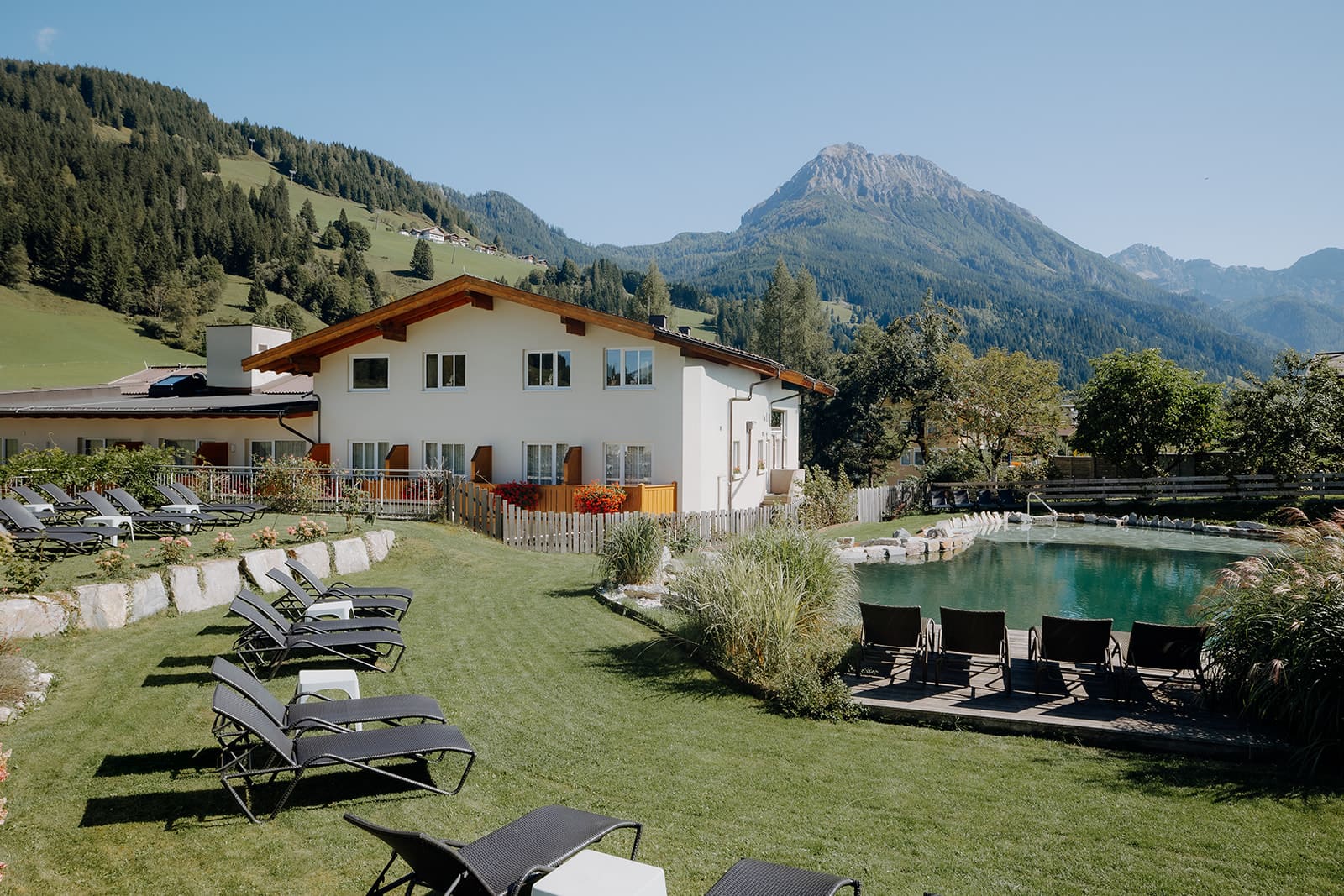 Unser Familienhotel Botenwirt im Sommer – sonnig gelegen und ideal für aktive Urlaubstage