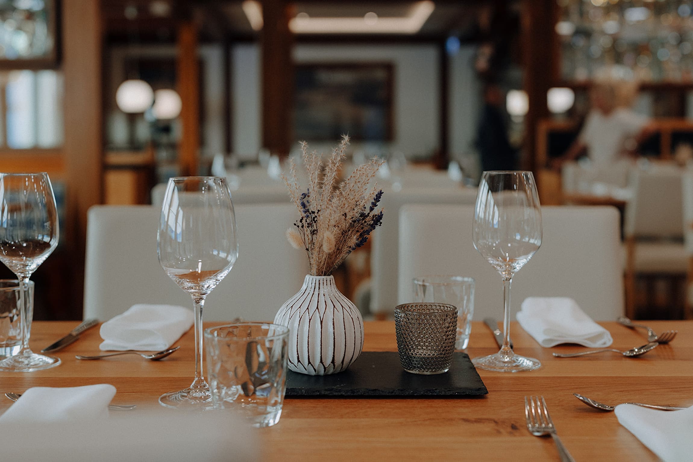 Liebevoll gedeckter Frühstückstisch im Familienhotel Botenwirt mit Kaffee, Säften, Brötchen und regionalen Köstlichkeiten – perfekter Start in den Urlaubstag