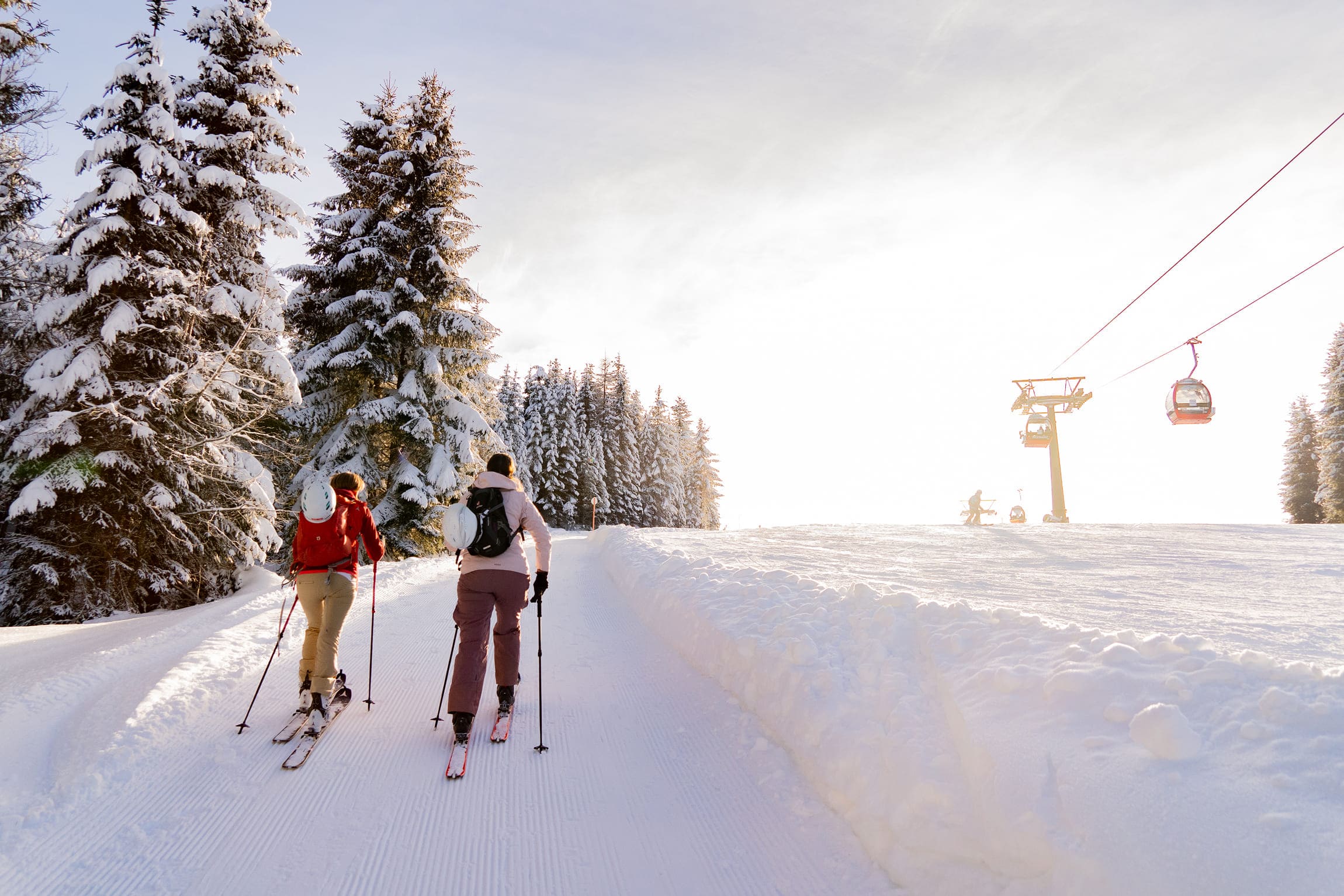 Wintererlebnis rund um den Botenwirt – Zwei Skitourengeherinnen steigen bei strahlendem Winterwetter auf einer präparierten Route © Wagrain-Kleinarl/Amanda Schmidt