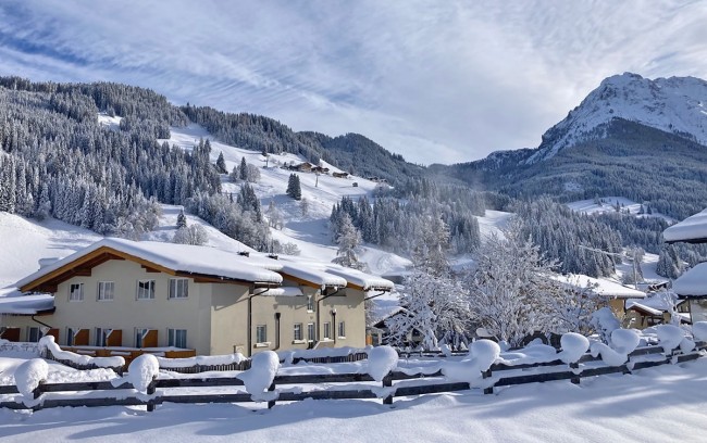 Außenansicht Familienhotel Botenwirt von der Loipe aus