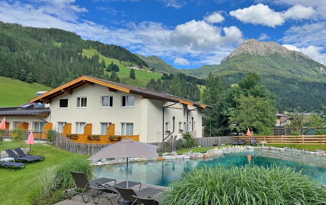 Der traumhaft schöne Naturschwimmteich mit den drei Stegen