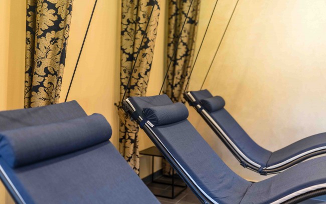 Die gemütlichen Schwebeliegen im Ruheraum des Wohlfühlbereiches