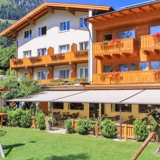 Genieße einen Kaffee, während die Kinder im Garten spielen