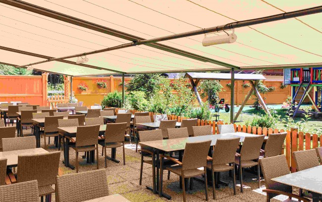 Terrasse mit Blick auf den großen Garten und Spielplatz