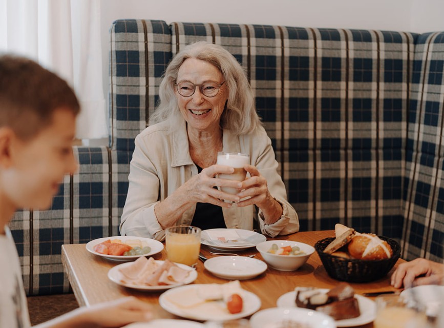 Gäste genießen das Frühstück im Hotel Botenwirt in gemütlicher Atmosphäre