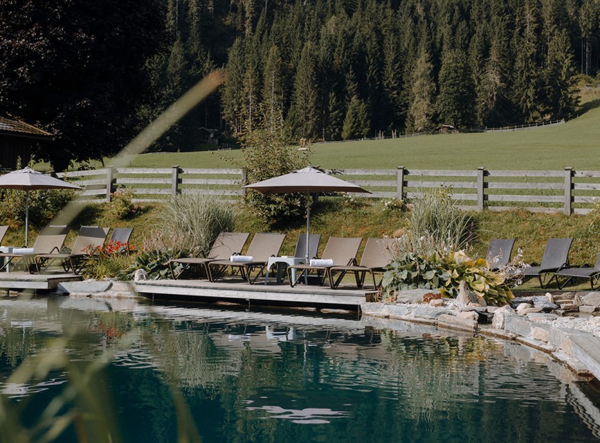 Naturbadeteich mit Liegewiese im Familienhotel Botenwirt in Kleinarl