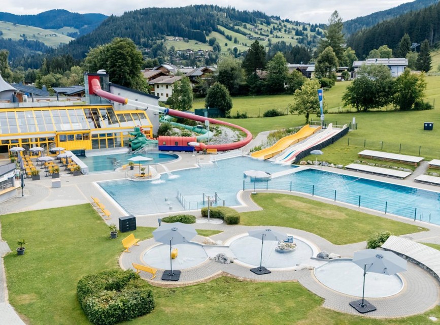 Wasserwelt Wagrain mit Außenpools, Rutschen und Bergpanorama im Sommer © Wagrain-Kleinarl Tourismus