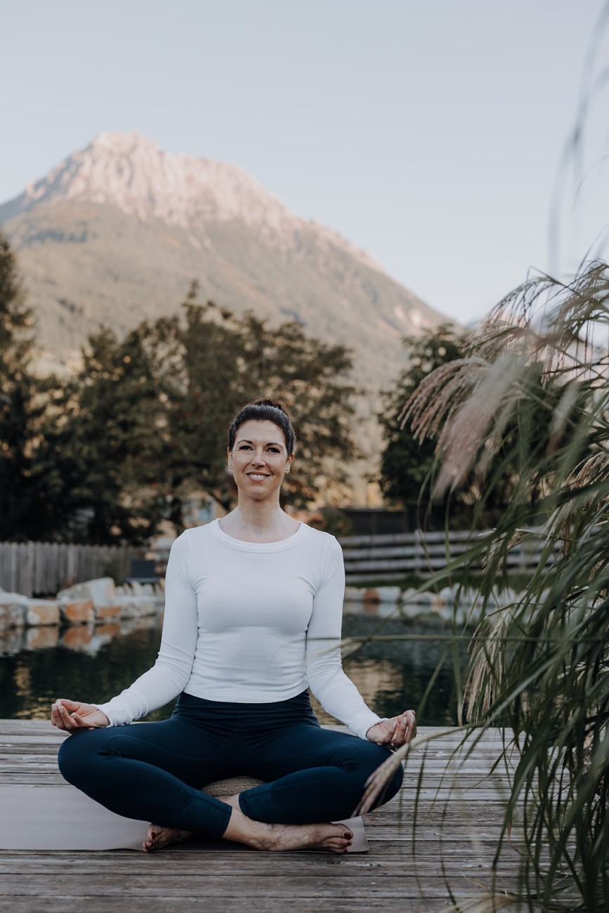 Yoga am Naturbadeteich im Familienhotel Botenwirt in Kleinarl – Entspannung inmitten der Alpen