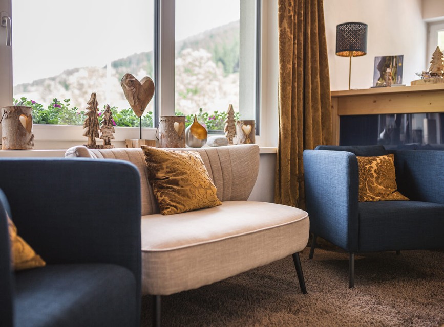 Hotel Botenwirt in Kleinarl mit Naturbadeteich, umgeben von Wiesen und Berglandschaft im Somme