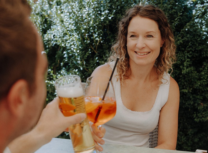 Sommerdrinks auf der Terrasse im Hotel Botenwirt in Kleinarl genießen
