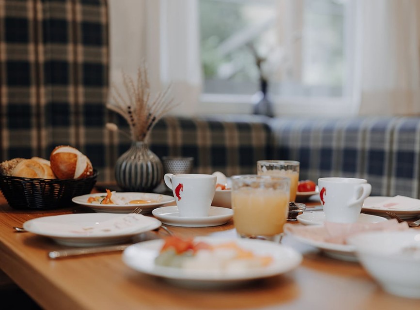 Frühstückstisch im Familienhotel Botenwirt mit regionalen Produkten