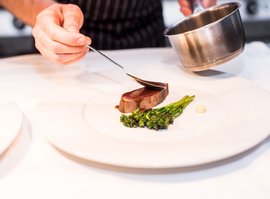 All Inclusive Kulinarik im Hotel Botenwirt – frisch angerichtetes Abendessen © Shutterstock