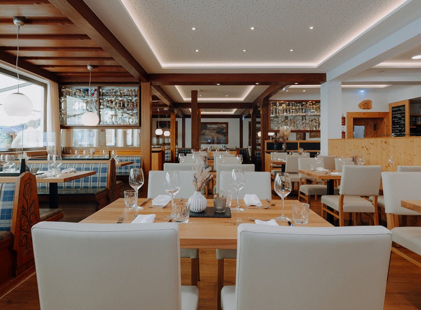 Moderner Restaurantbereich im Hotel Botenwirt mit gedeckten Tischen