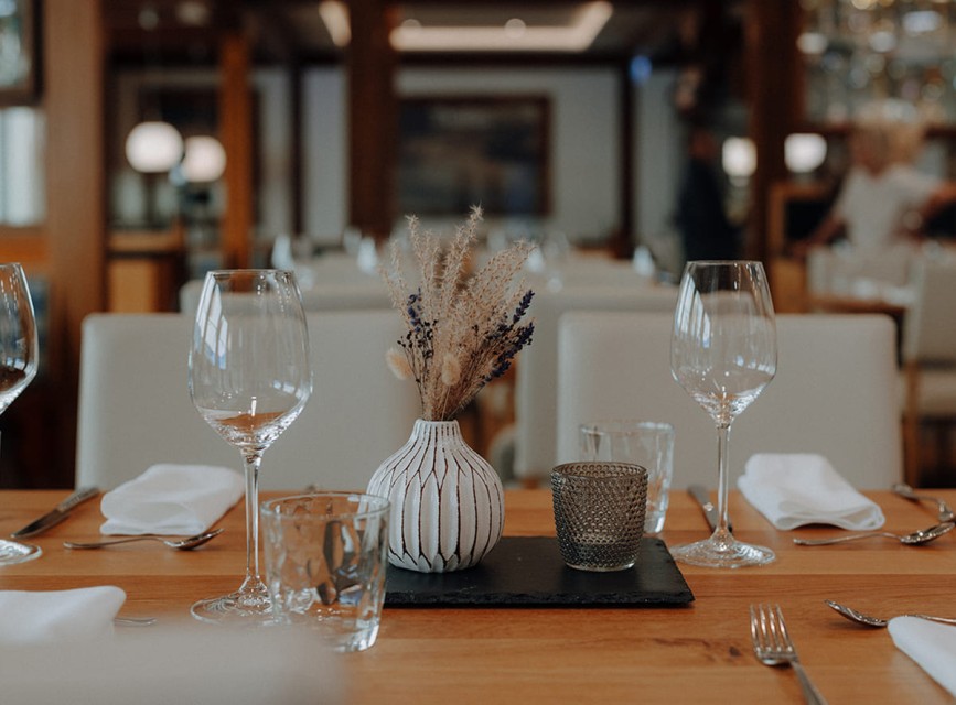 Gedeckter Restauranttisch im Hotel Botenwirt – abwechslungsreiche Menüs und genussvolle Atmosphäre