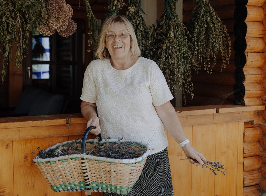 Seniorchefin Gitti mit frischen Kräutern