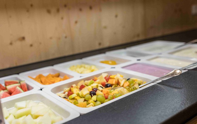 frisches Obst, Joghurt und Bircher Müsli