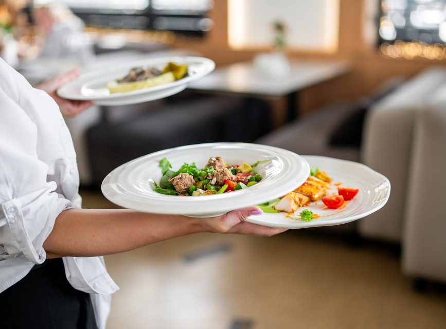 Servieren von frisch zubereiteten Gerichten im Restaurant des Familienhotels Botenwirt © Shutterstock