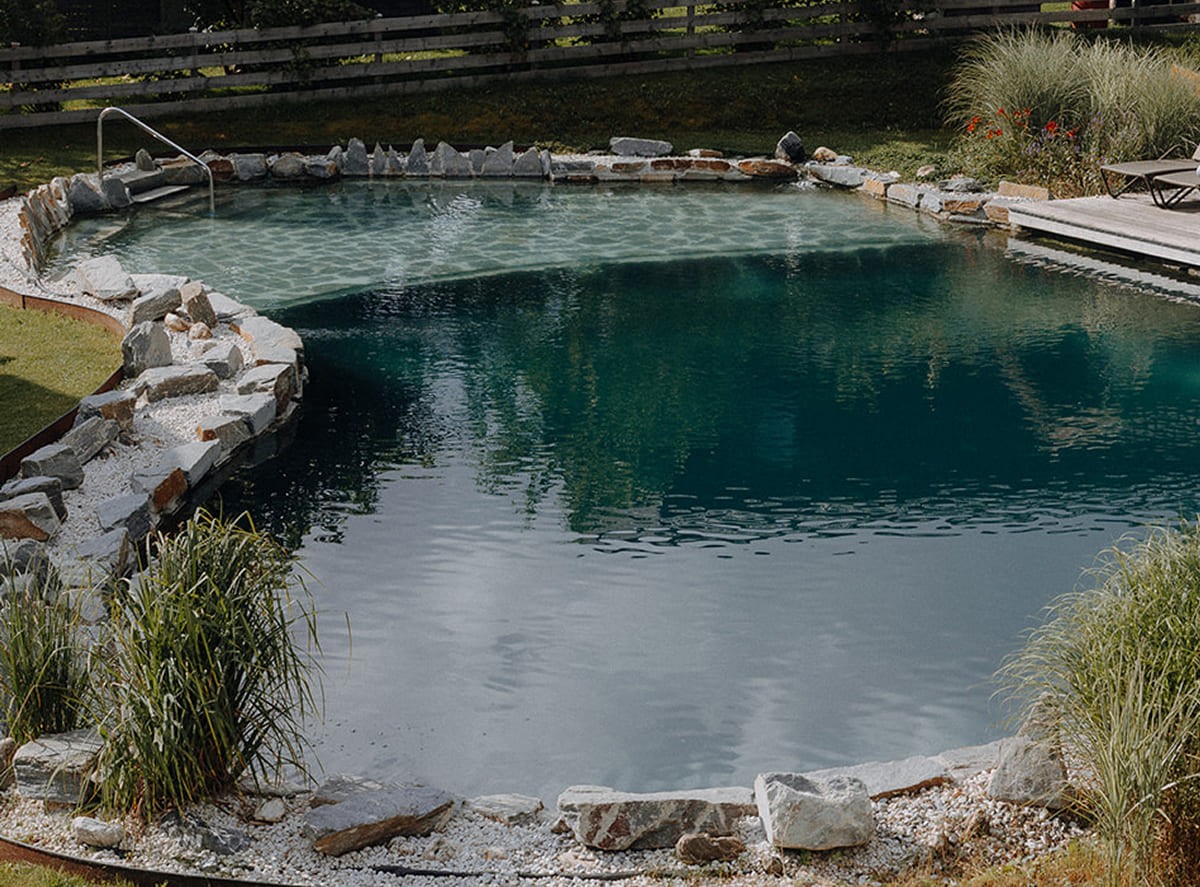 Sonnenlicht funkelt auf einer türkisfarbenen Wasseroberfläche