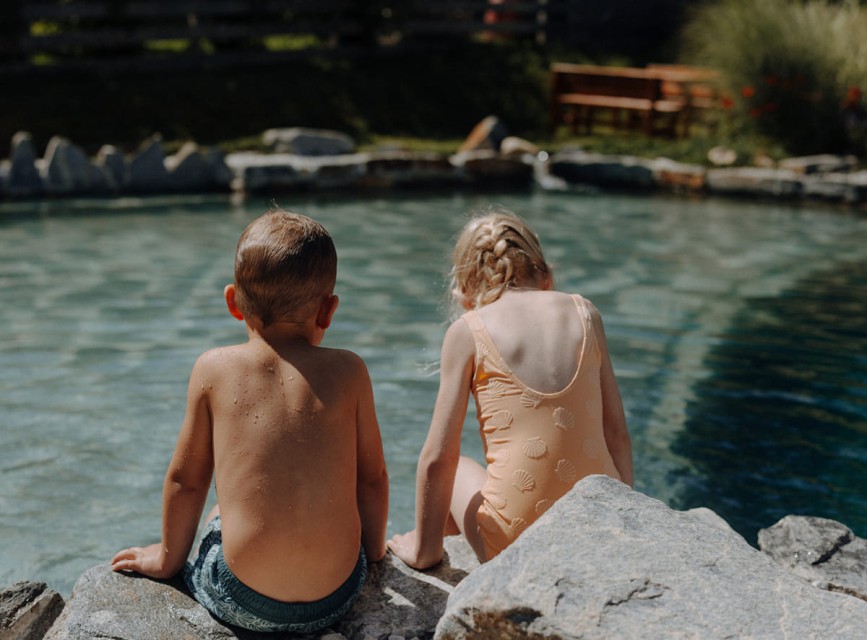 Ruheraum mit Liegen im Wellnessbereich