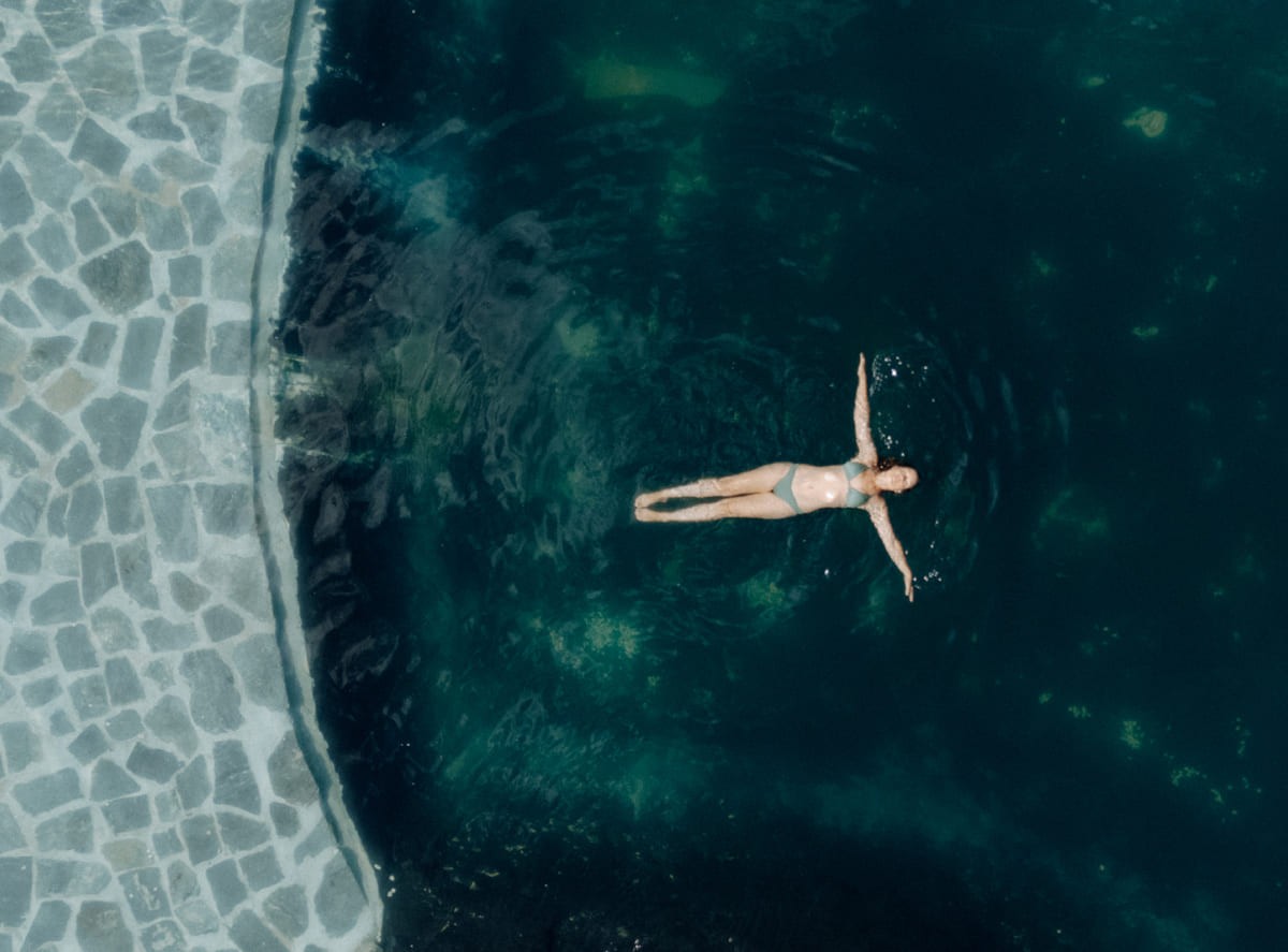 Genie&szlig;en im Naturbadeteich des Hotel Botenwirt im Salzburgerland