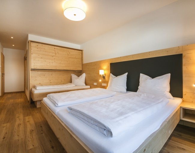 Bedroom with bunk bed in one of the apartments in the Familienhotel Botenwirt