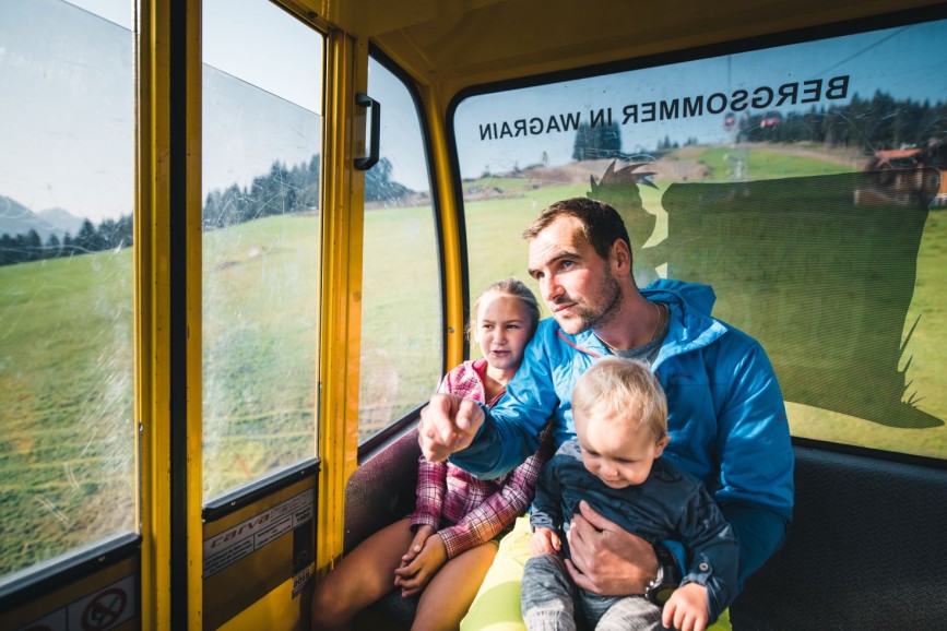 Zwei Kinder mit Rucksack lesen gemeinsam eine Wanderkarte &copy; Shutterstock