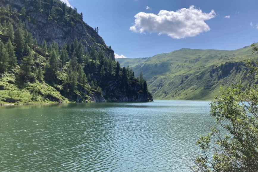 Blick &uuml;ber den gr&uuml;nlich gef&auml;rbten Tappenkarsee in Kleinarl