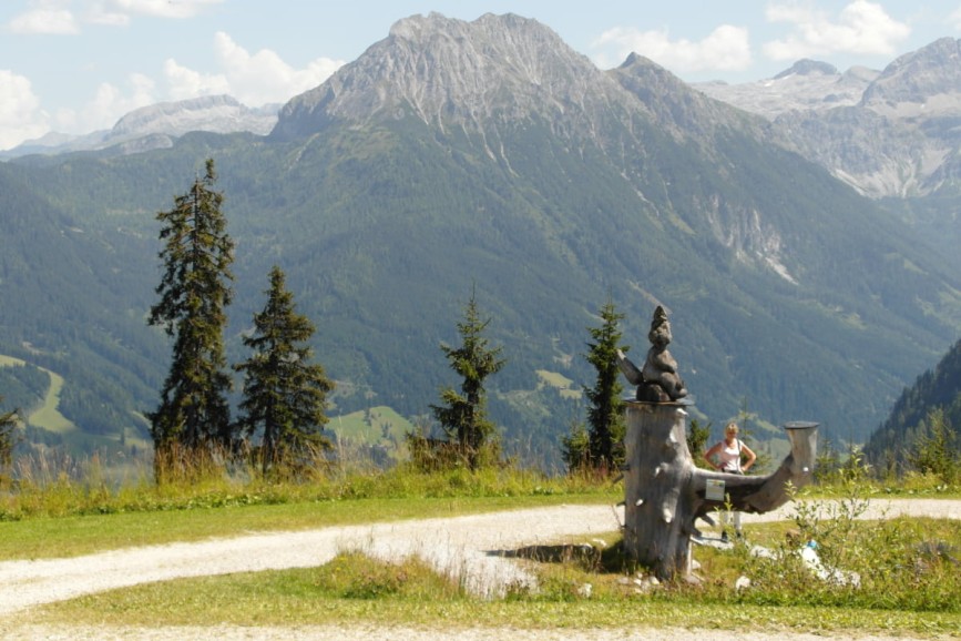 Sonniger Bergpanormablick auf H&ouml;henwanderweg