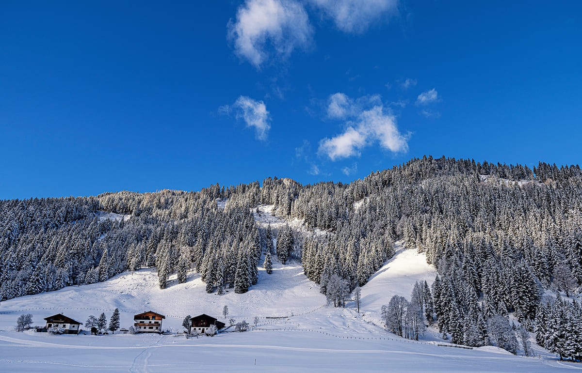 Winterlandschaft in Kleinarl mit verschneiten Bergen