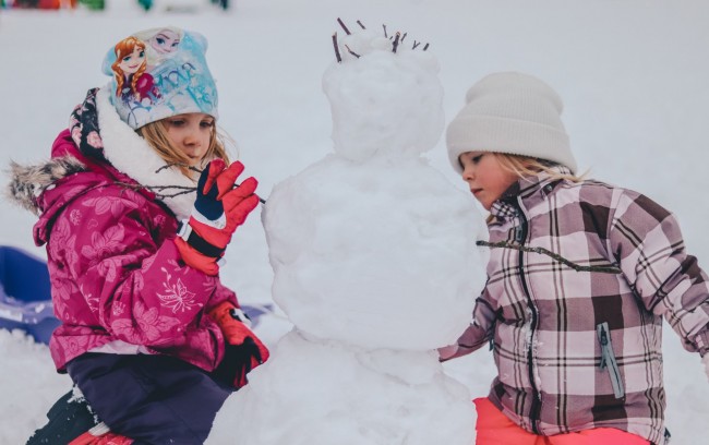 Children are making a snowman © Photo by Ethan Hu on Unsplash