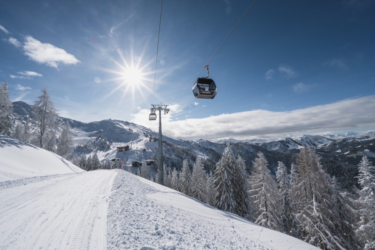Beiges Bett mit Kissen und Falten in der Decke ©