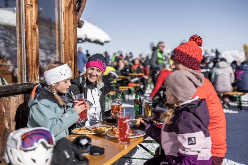 Mittags einkehrn in einer der gemütlichen Hütten. © Salzburger Sportwelt/ Michael Grössinger