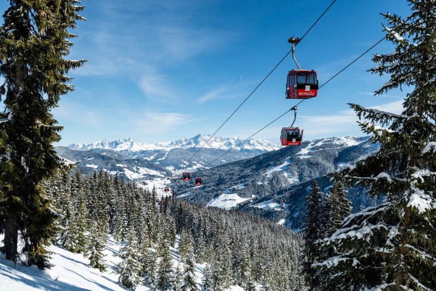 Cable car above snow-covered forests in the Kleinarl&ndash;Flachauwinkl ski area &copy; SalzburgerLand Tourismus/ Markus Berger