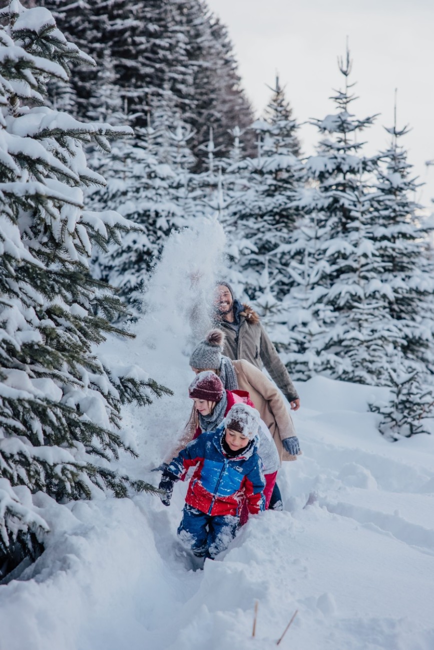 Eine Gruppe von Menschen wandert durch eine verschneite Landschaft © SalzburgerLand Tourismus / Katrin Kerschbaumer