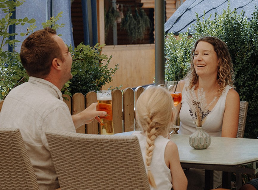 Familienzeit im gem&uuml;tlichen Gastgarten des Botenwirts in Kleinarl