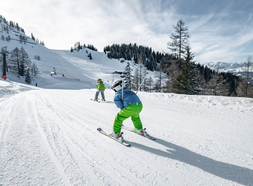 Kinder lernen Skifahren auf sanften H&auml;ngen im familienfreundlichen Skigebiet Ski amad&eacute; &copy; Snow Space Salzburg / Wagrain-Kleinarl / Christian Schartner