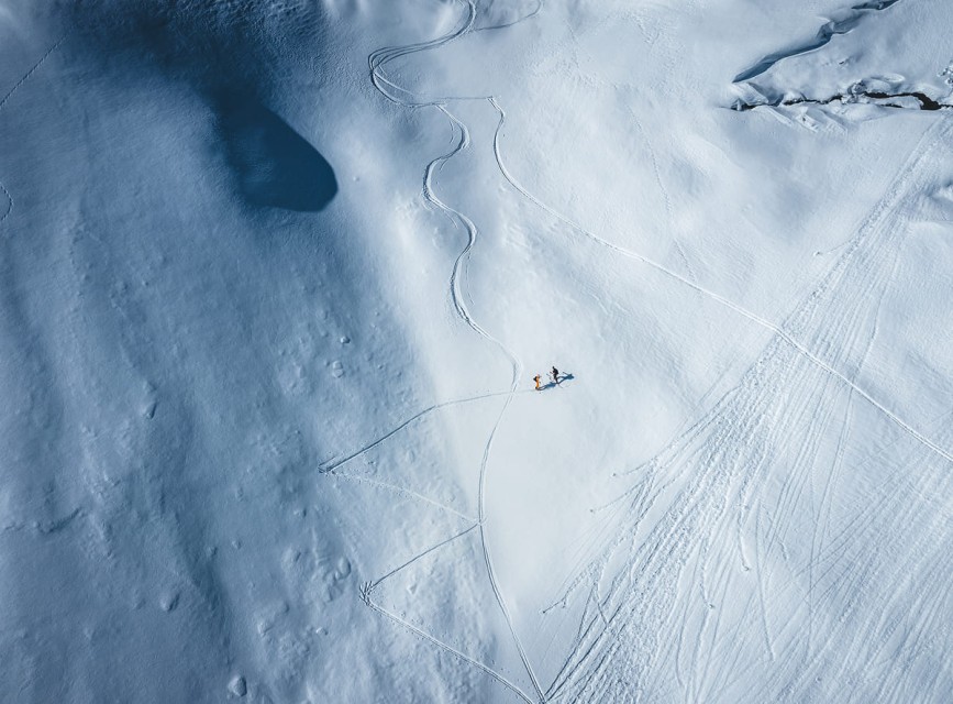 Skitourengeher im unberührten Tiefschnee in Ski amadé aus der Vogelperspektive © Christian Schartner