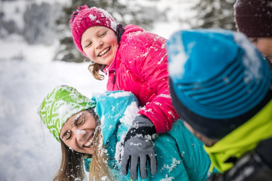 Familie hat Spaß im Schnee im Winterurlaub in Österreich @ SalzburgerLand Tourismus -   Michael Groessinger
